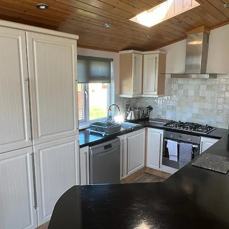 Crystal With Hot Tub Holiday home Malton