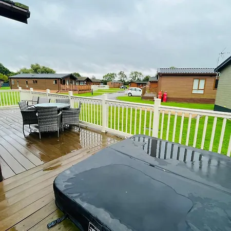 Crystal With Hot Tub * Malton