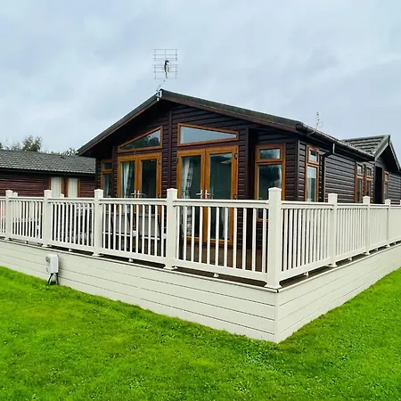 Crystal With Hot Tub Holiday home Malton