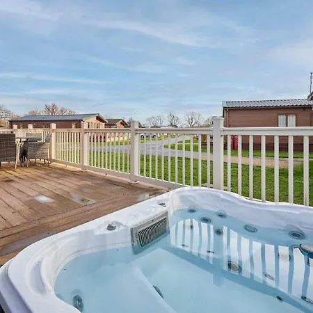 Chalet Crystal With Hot Tub Malton