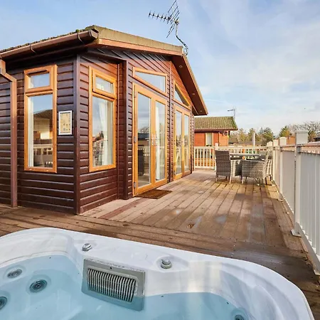 Crystal With Hot Tub * Malton