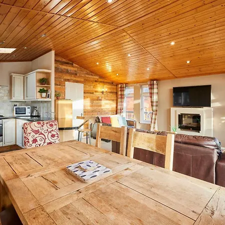 Crystal With Hot Tub Chalet
