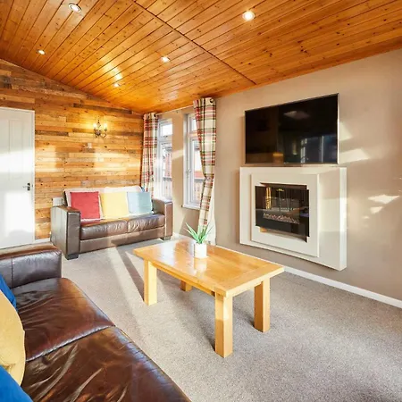 Crystal With Hot Tub Chalet Malton