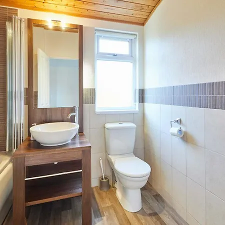 Chalet Crystal With Hot Tub Malton